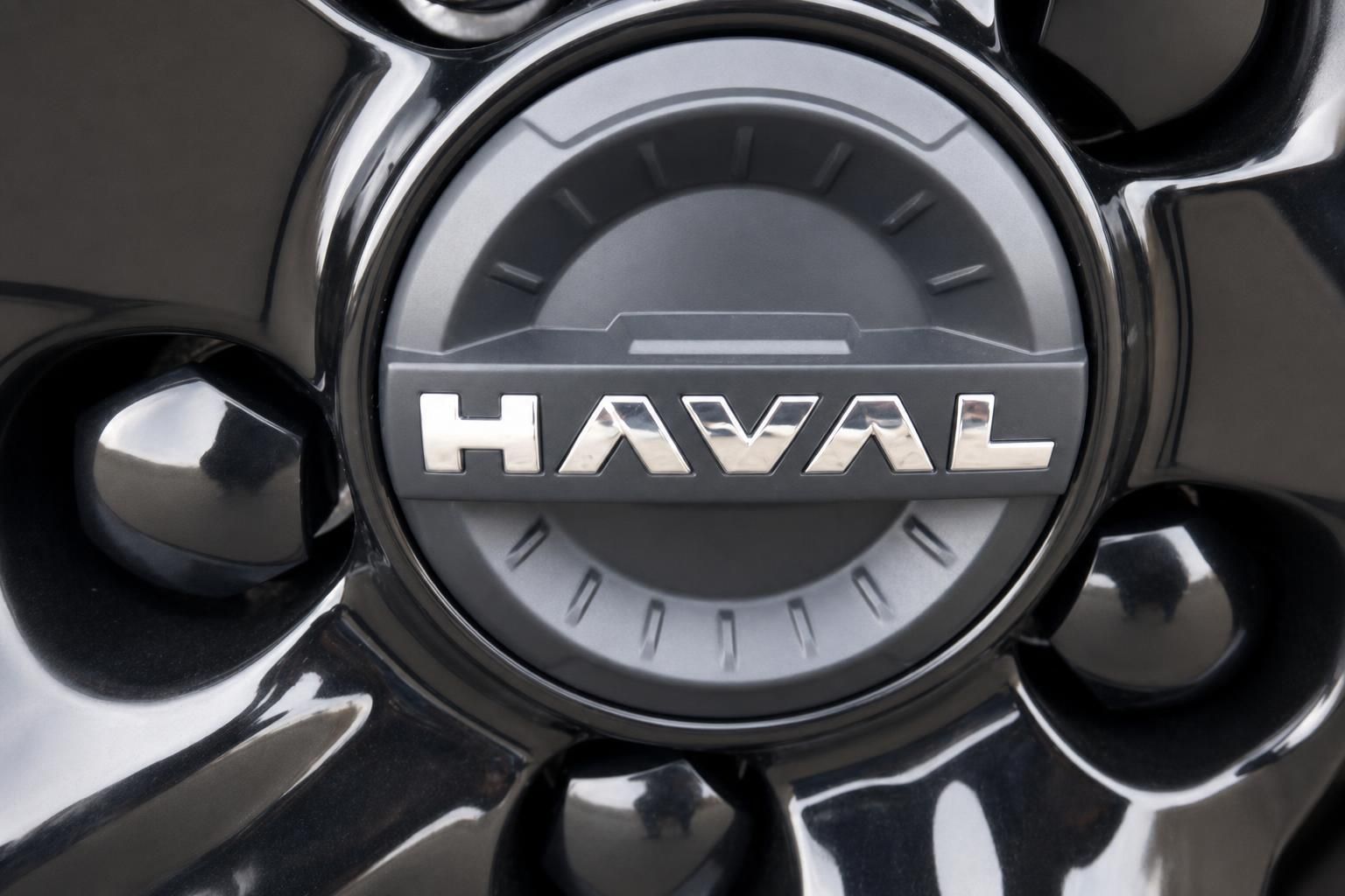 Haval Felge Nahaufnahme – schwarze Leichtmetallfelge mit Haval Markenlogo in der Mitte