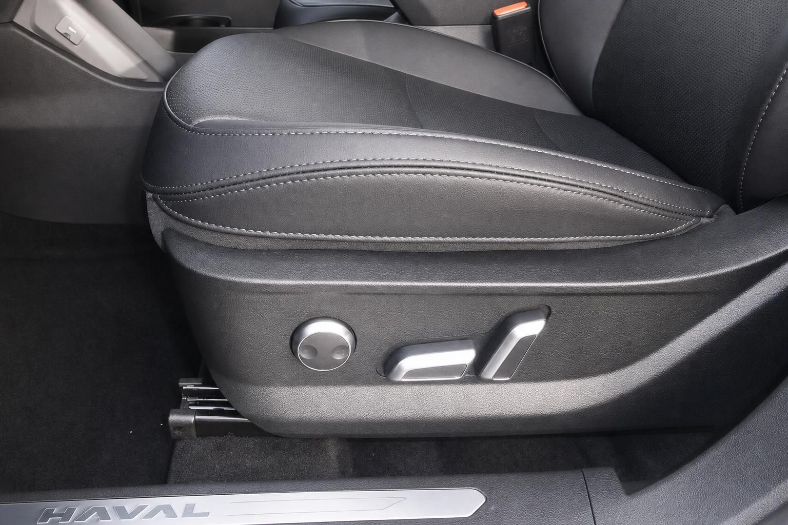 Haval H6 Innenraum – elektrisch verstellbarer Fahrersitz mit Lederausstattung und Verstelltasten