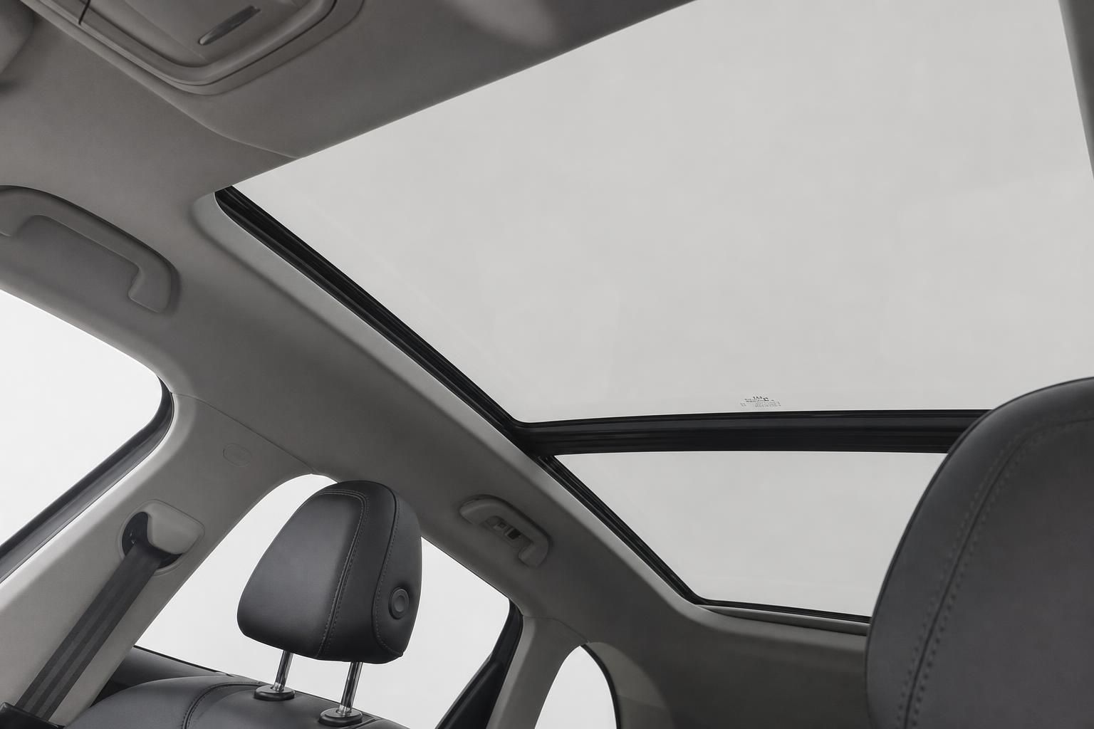 Fahrzeug Innenraum mit großem Panorama-Glasdach und schwarzen Ledersitzen