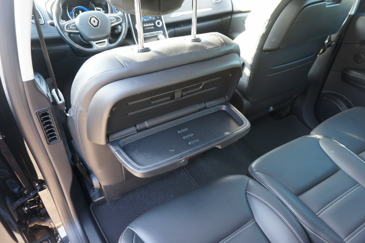 Renault Innenraum mit aufgeklapptem Tisch an Rücksitzlehne und schwarzen Ledersitzen