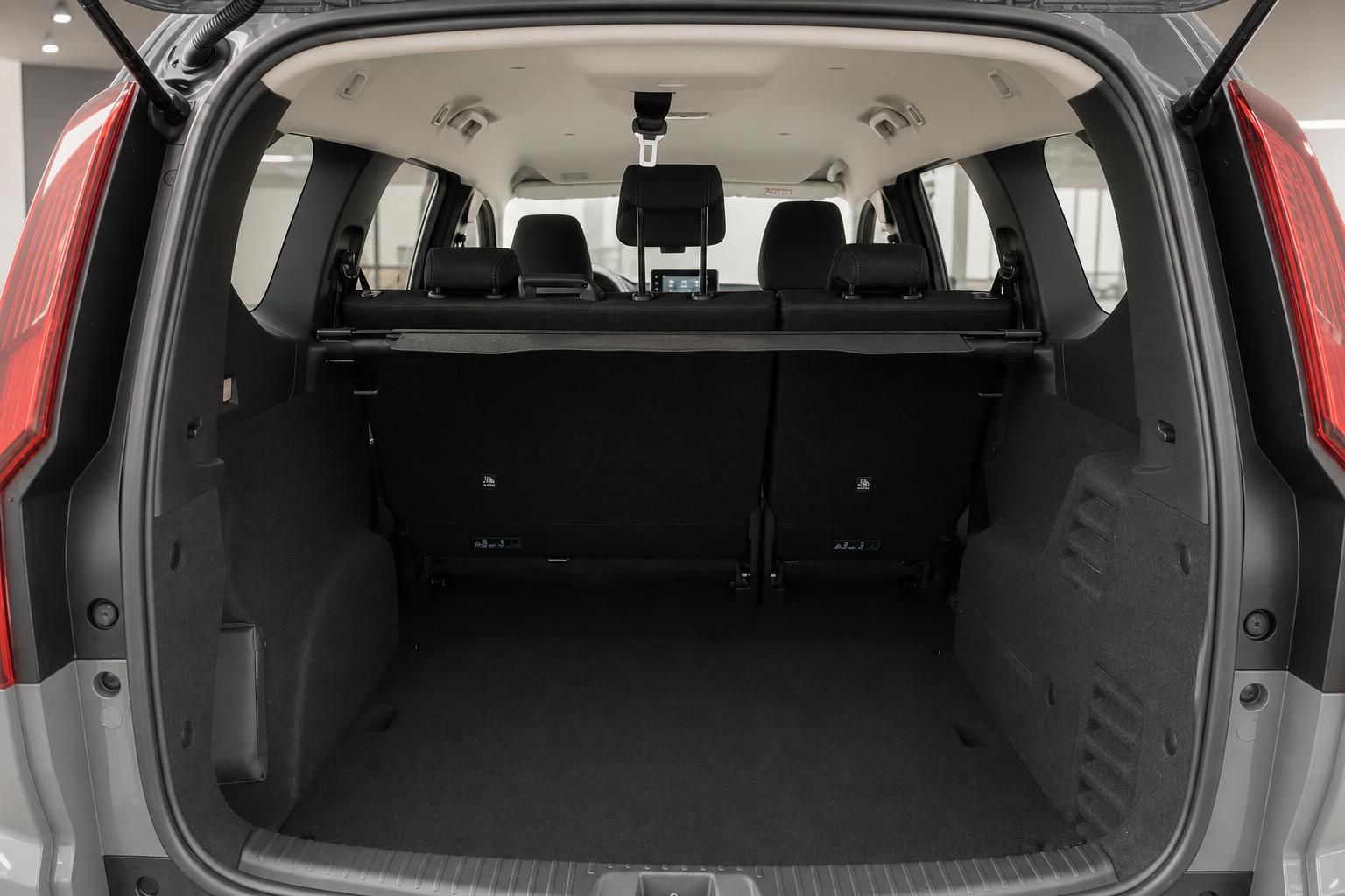 Kofferraum mit umgeklappter Rückbank und großem Ladevolumen im SUV