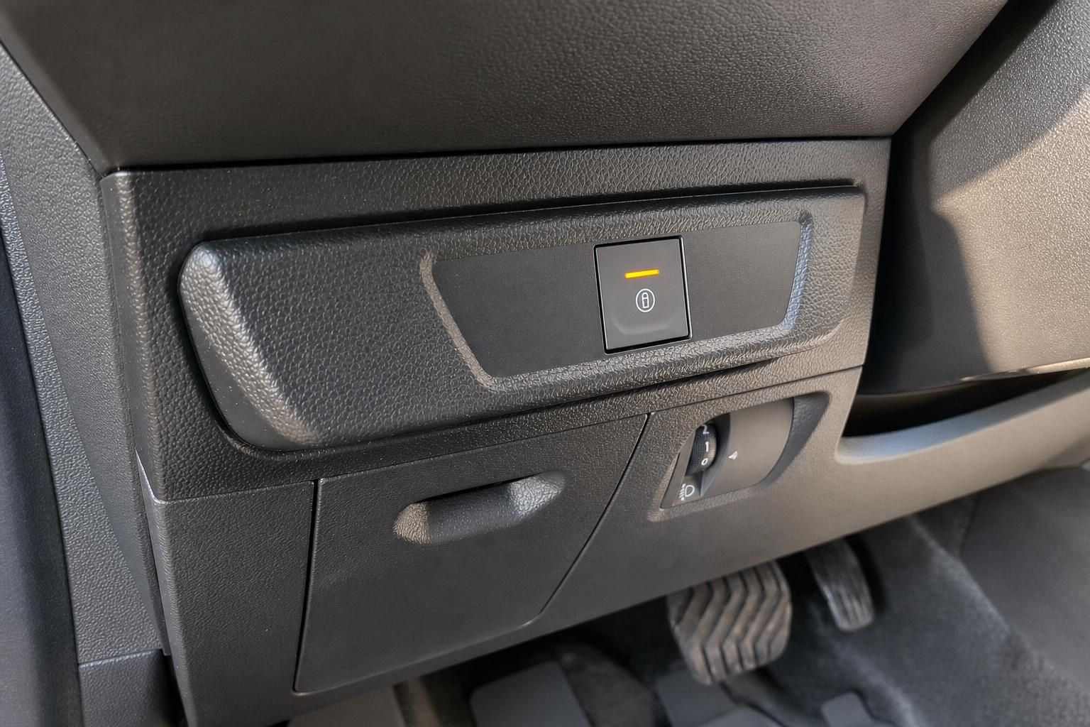 Handschuhfach und Bedienelemente im Innenraum des Fahrzeugs