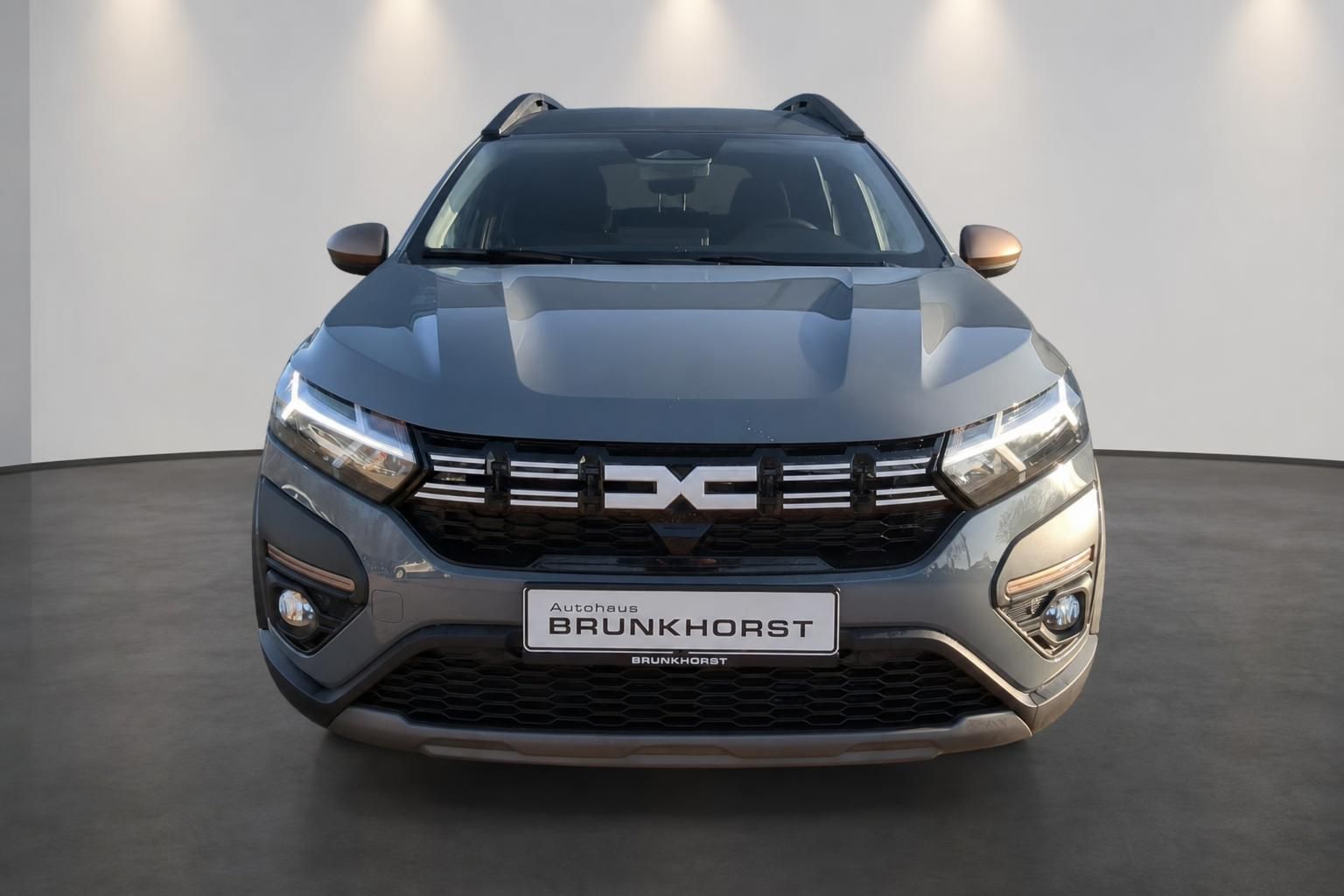 Dacia Jogger Frontansicht mit LED-Scheinwerfern in Grau
