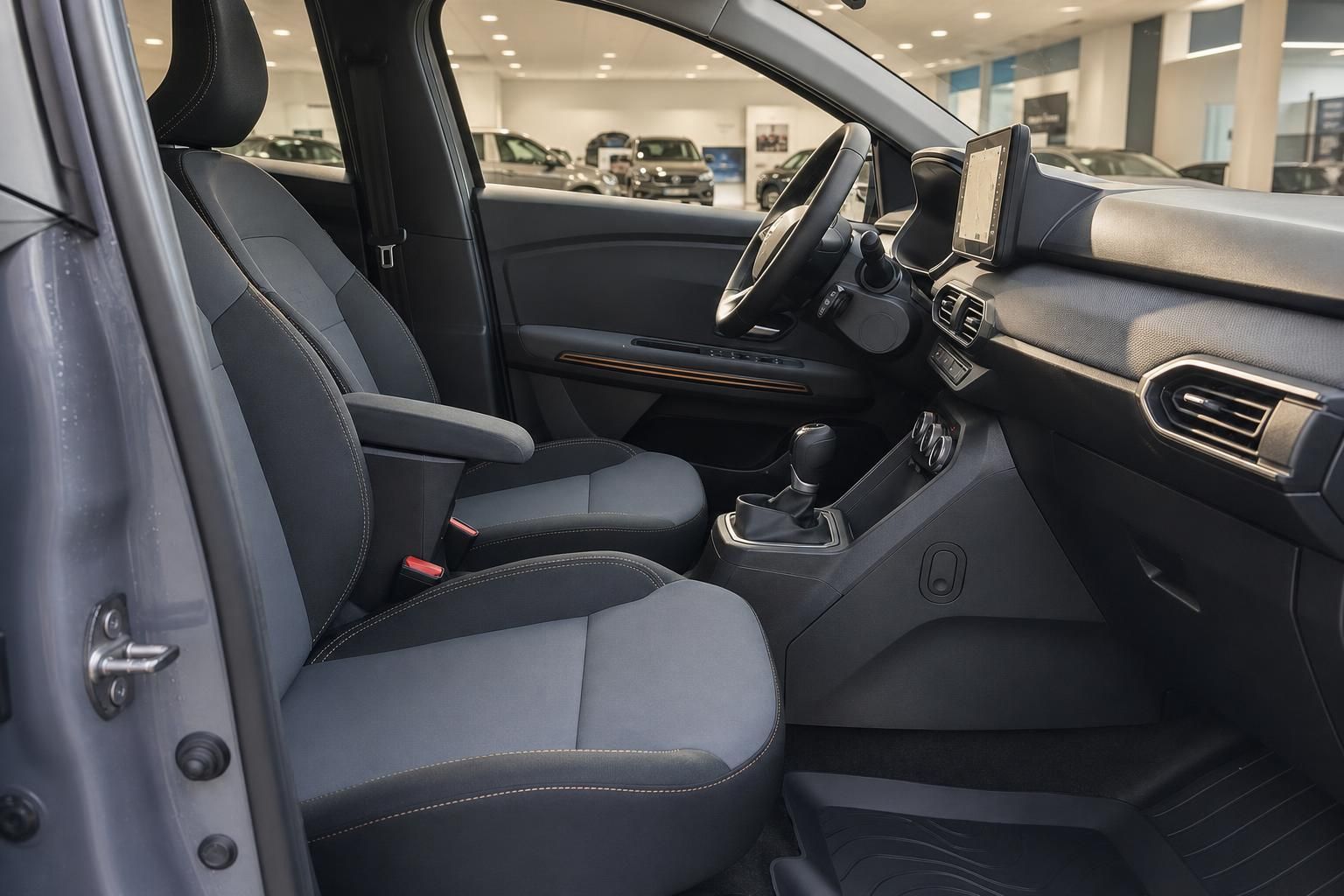 Vordersitze und Cockpit mit Schaltung im Dacia Innenraum