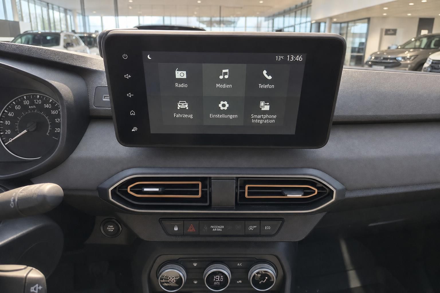 Touchscreen-Infotainmentsystem mit Menüauswahl und Klimaautomatik-Bedienelemente