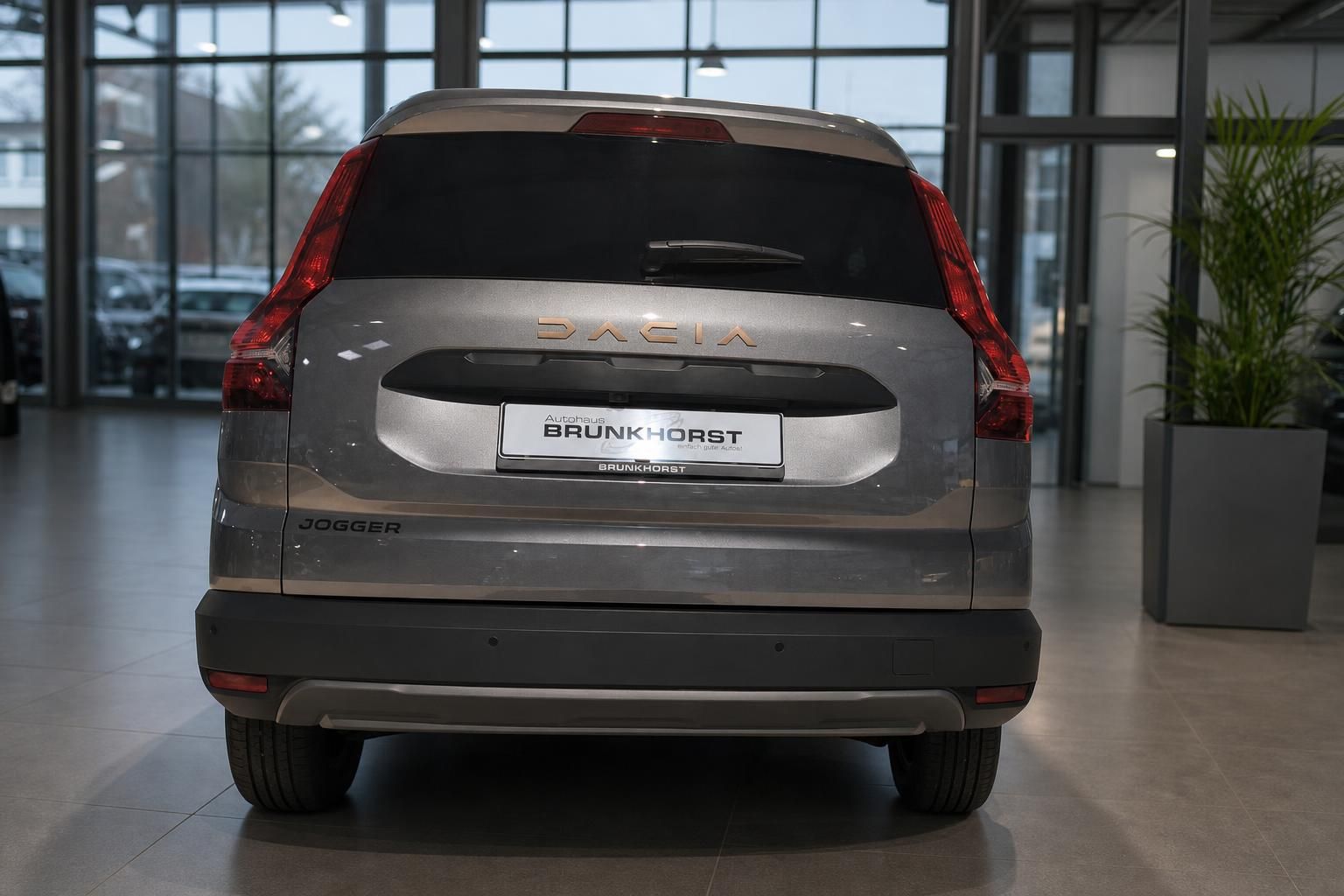 Dacia Jogger Heckansicht in Grau - Rückleuchten und Heckklappe Detail