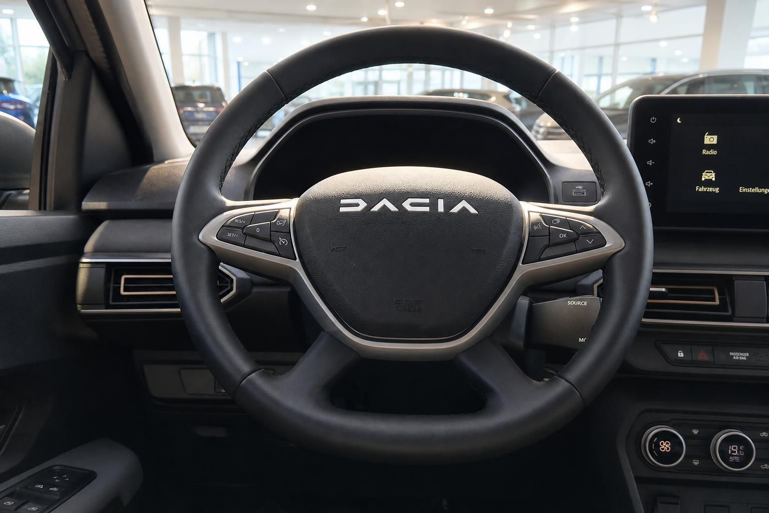 Dacia Lenkrad mit Multifunktionstasten und Fahrerinstrumente im modernen Cockpit-Design