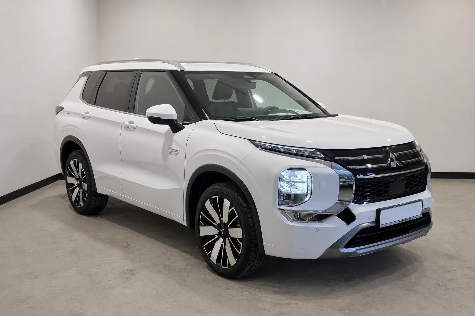 Mitsubishi Outlander PHEV weiß, Frontansicht schräg im Studio