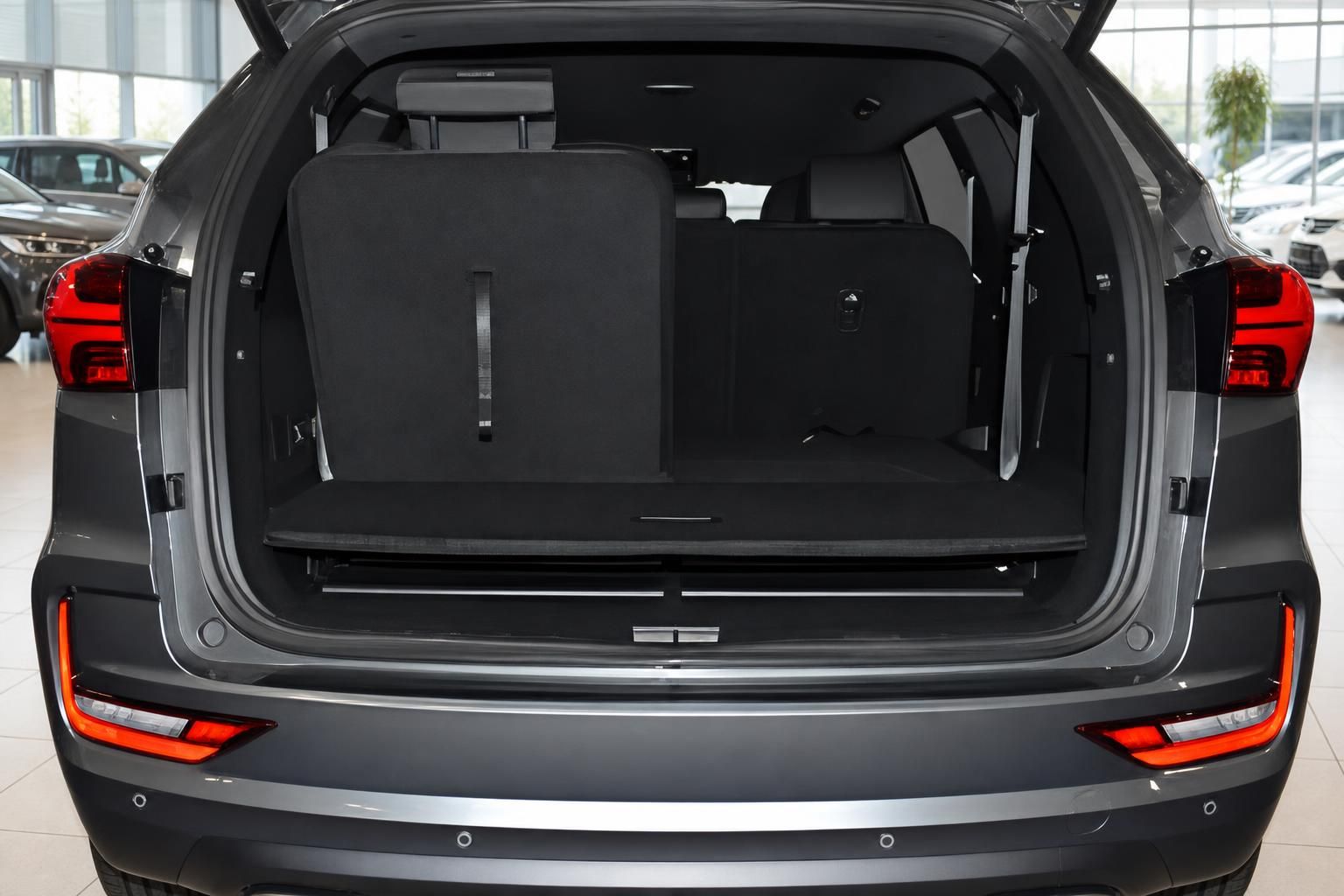 SUV Kofferraum geöffnet mit umgeklappten Rücksitzen – großes Ladevolumen im Autohaus