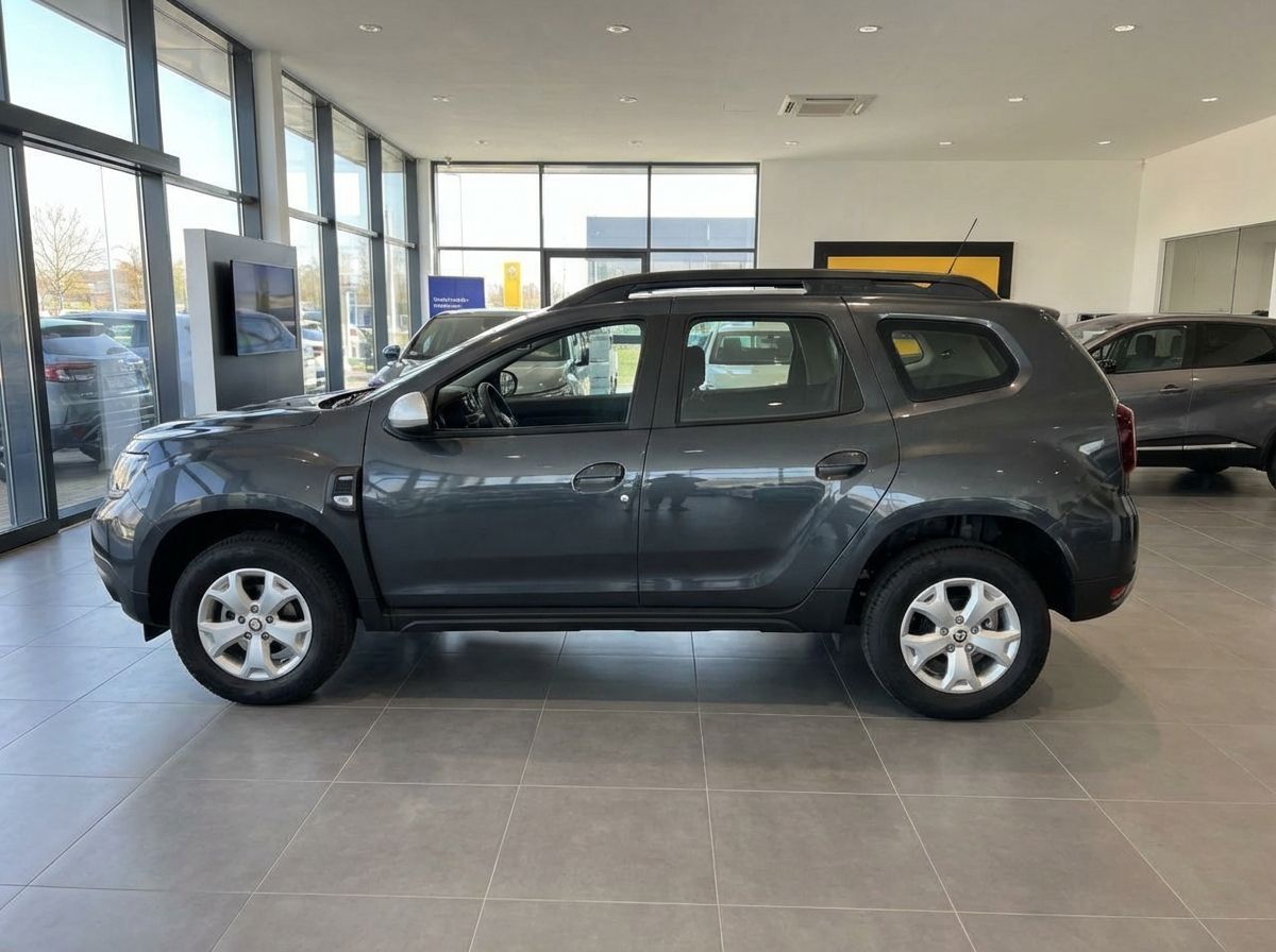 Dacia Duster SUV in Grau Seitenansicht im Autohaus Showroom
