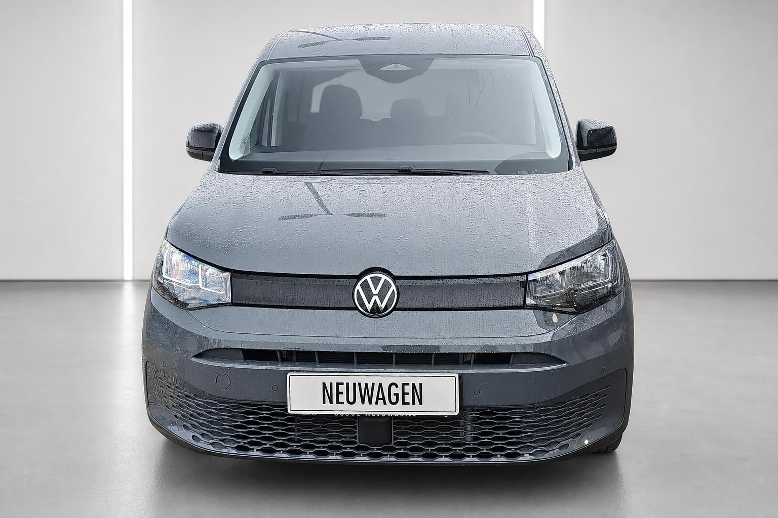 VW Caddy Neuwagen grau Frontansicht mit Wassertropfen