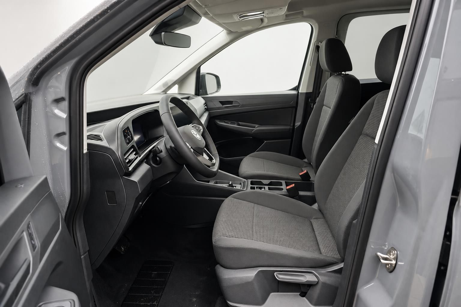 VW Caddy Innenraum Cockpit und Vordersitze in Stoff