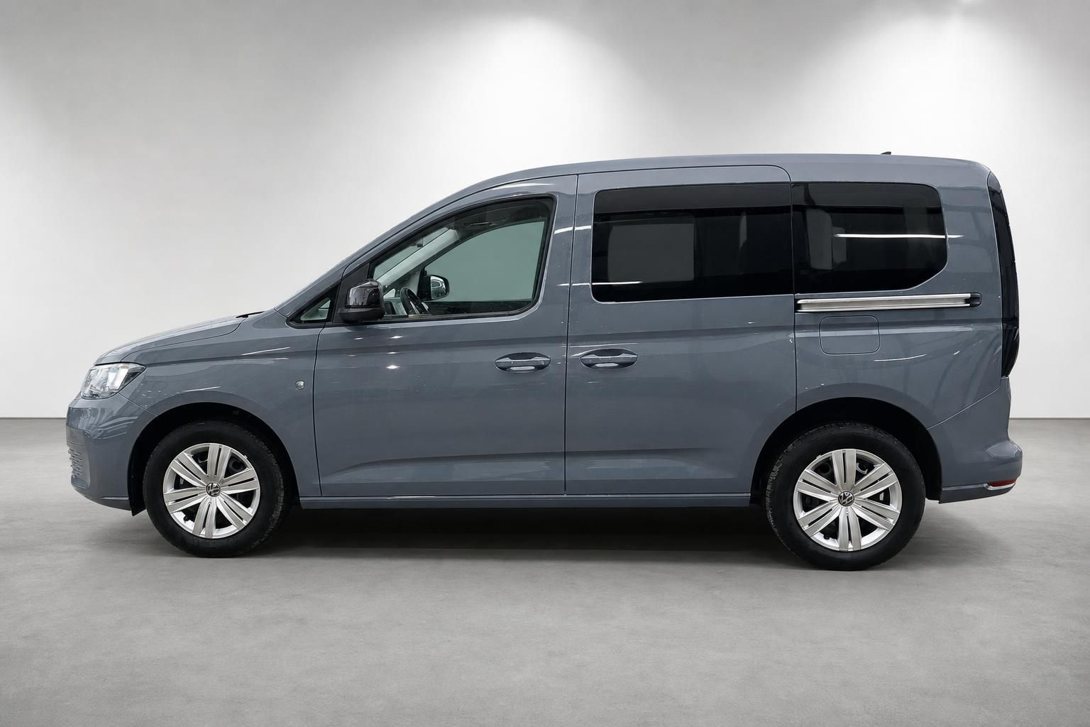 VW Caddy grau, Seitenansicht im Fotostudio