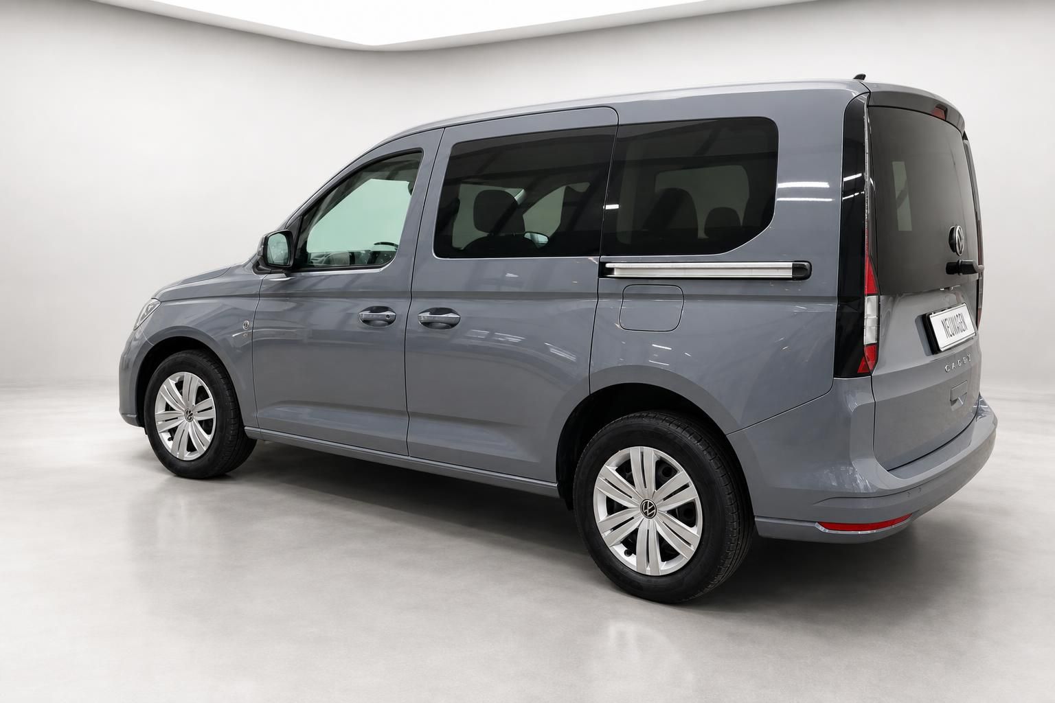 VW Caddy grau, Heckansicht schräg im Studio