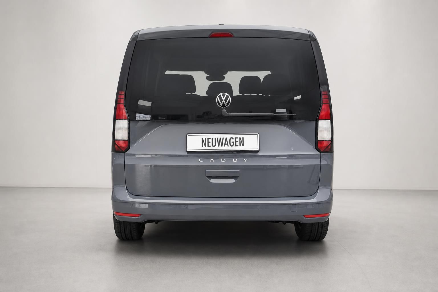 VW Caddy Neuwagen grau Heckansicht im Studio