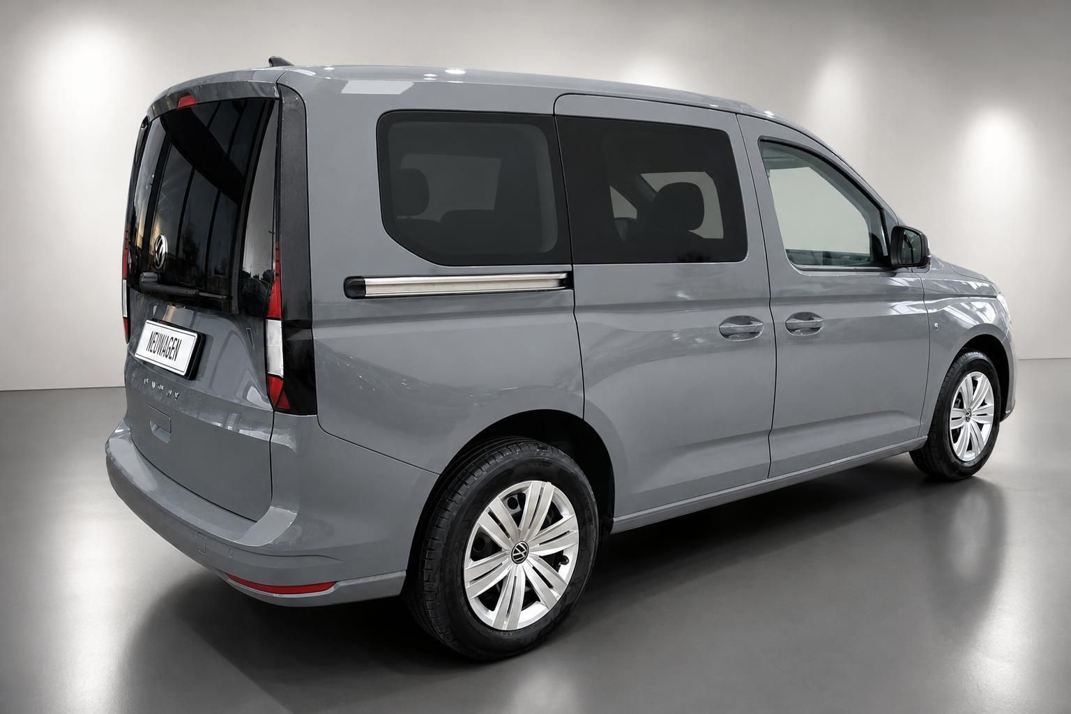 VW Caddy grau Seiten-Heckansicht Studioaufnahme