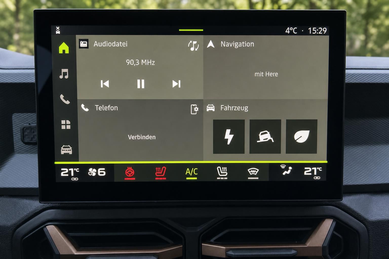 Fahrzeug-Infotainment-System mit Navigationsfunktion, Audiodatei-Anzeige und Klimasteuerung