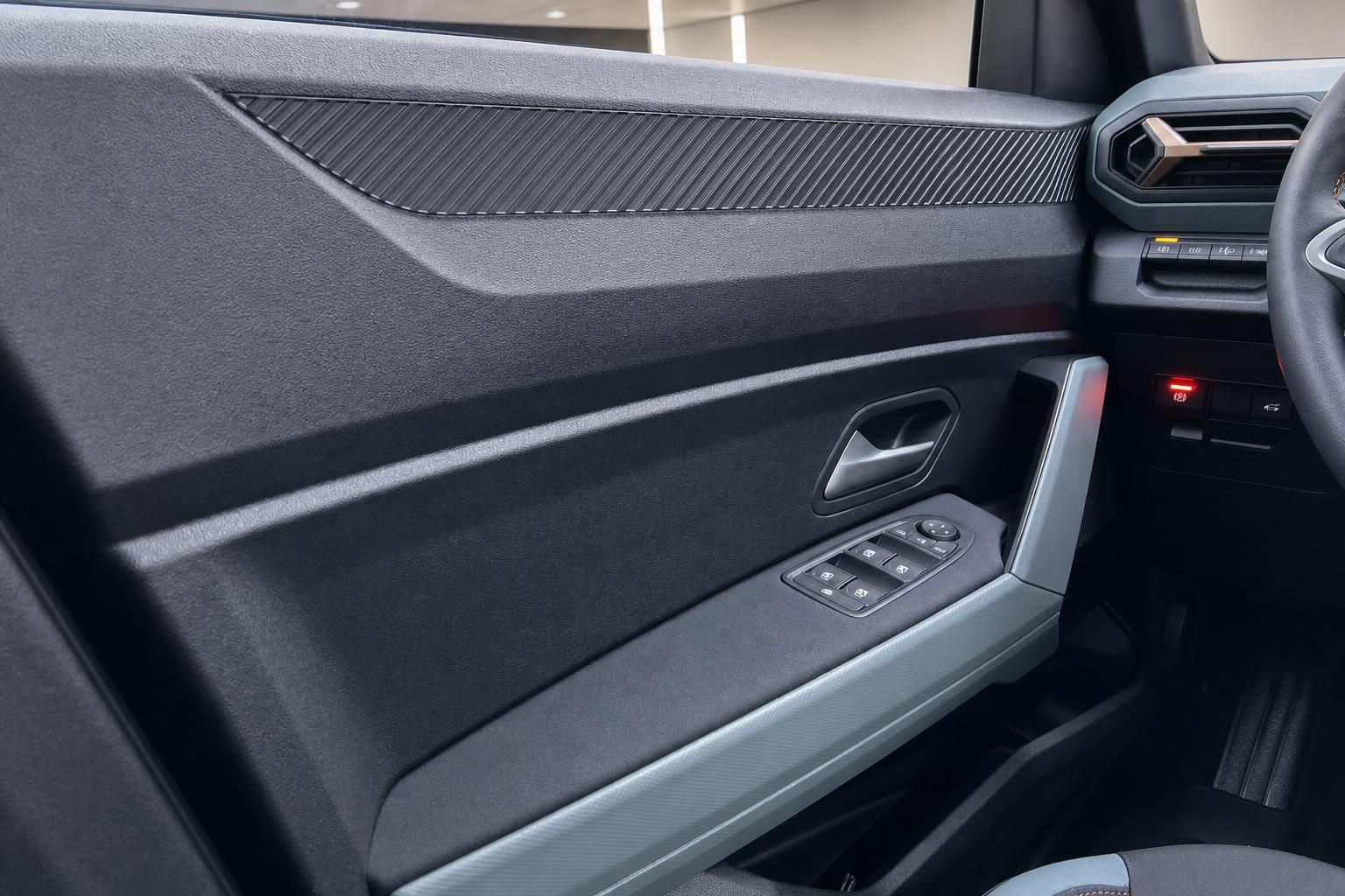 Fahrzeug-Türverkleidung mit Fensterheberschaltern und Carbon-Dekor-Elementen