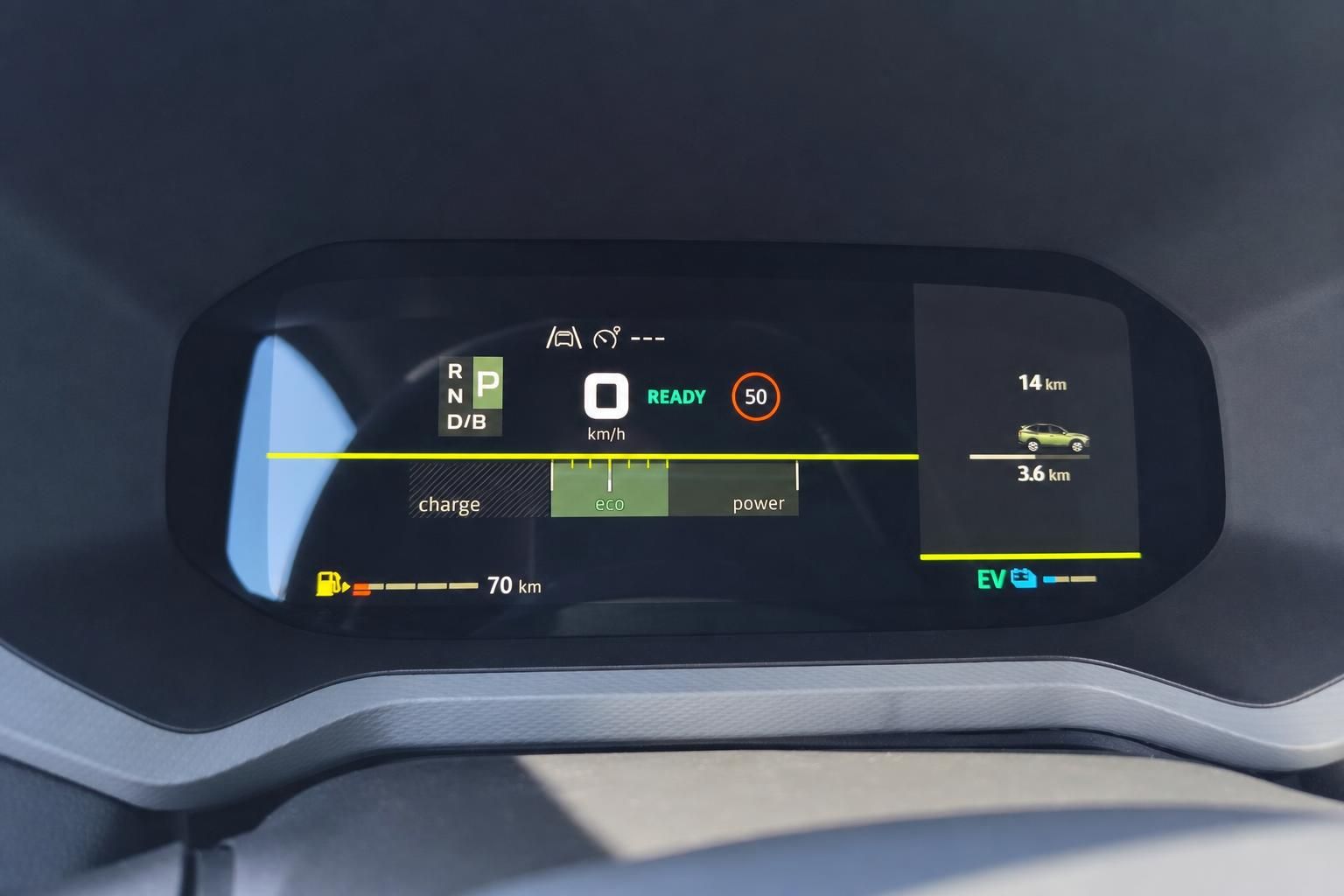 Digitales Armaturenbrett eines Elektrofahrzeugs mit Ladezustand und Reichweitenanzeige