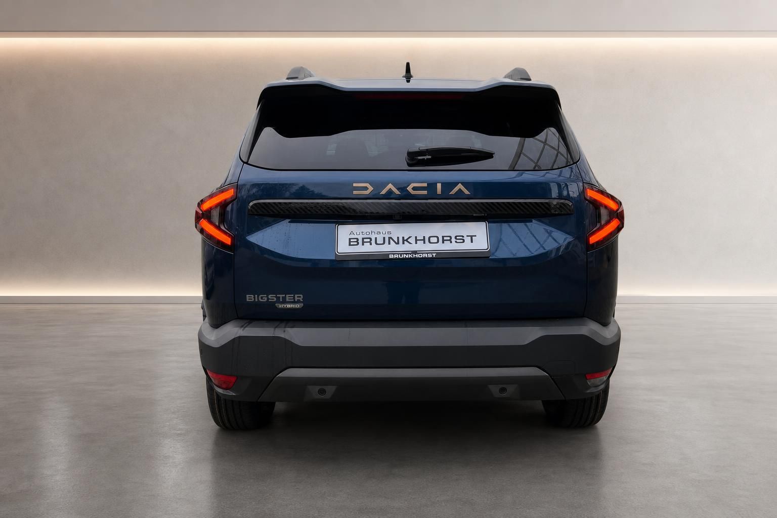 Dacia Bigster SUV in dunkelblau - Heckansicht mit LED-Rückleuchten im Autohaus