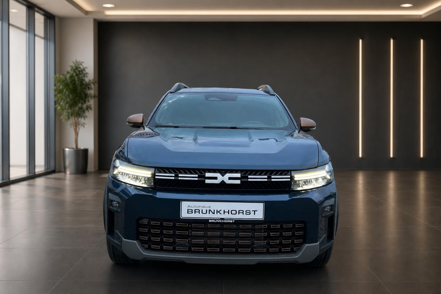 Dacia Bigster SUV in dunkelblau - Frontansicht mit LED-Scheinwerfern im modernen Showroom