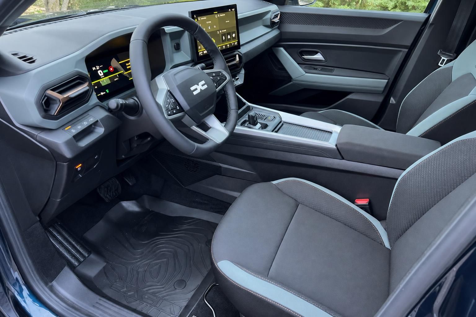 Dacia Bigster Innenraum - moderne Ausstattung mit digitalem Cockpit und grauer Stoffausstattung