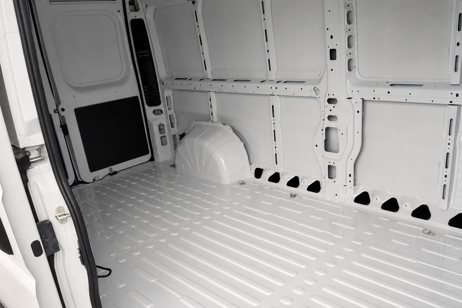 Leerer Laderaum eines Opel Transporters mit weisser Verkleidung