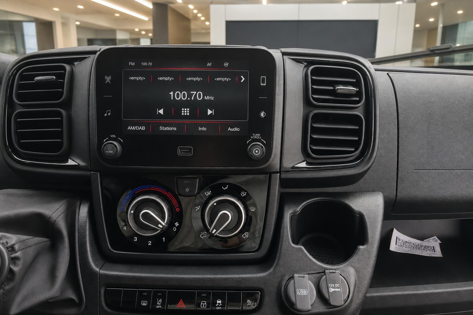 Mittelkonsole mit Touchscreen und Klimabedienung im Opel Transporter