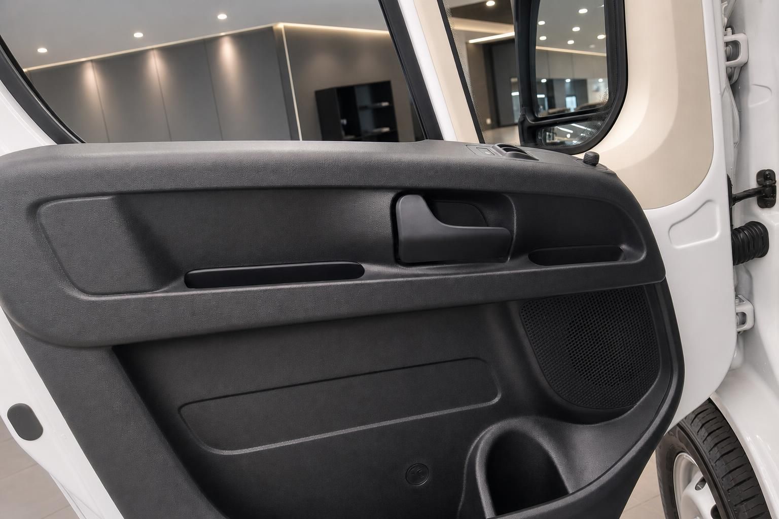 Fahrertuer Innenverkleidung eines Opel Transporters im Detail