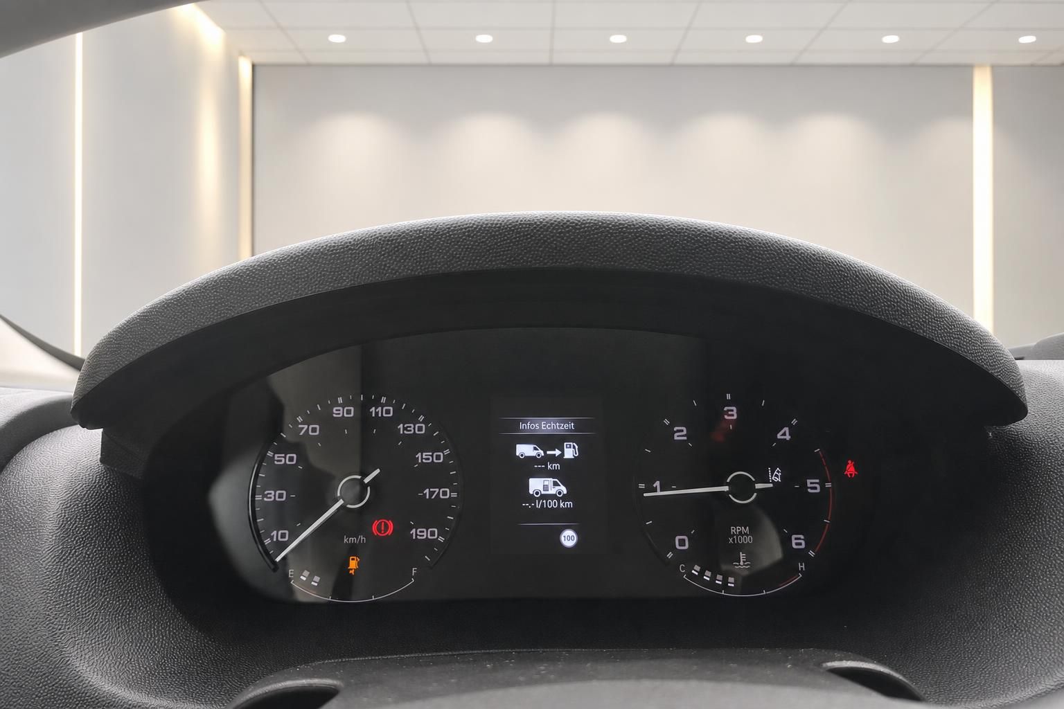 Cockpit Tacho und Drehzahlmesser eines Transporters im Detail