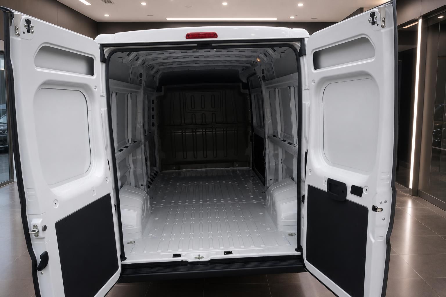 Transporter mit geöffneten Hecktüren und leerem Laderaum