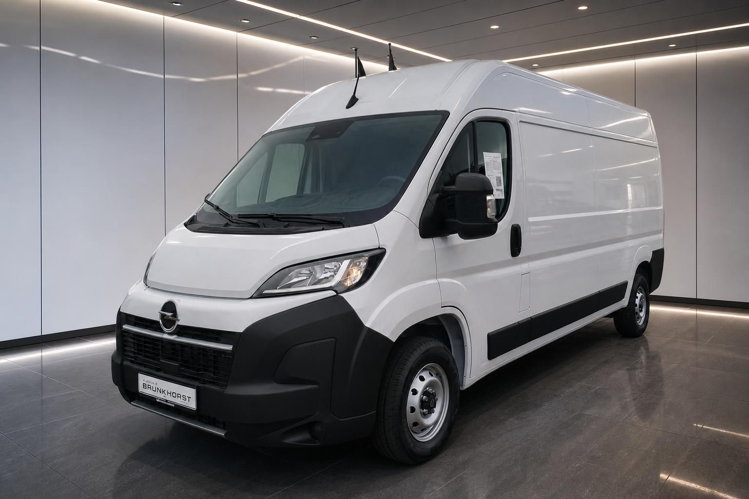 Opel Movano weißer Kastenwagen Frontansicht im Autohaus Showroom