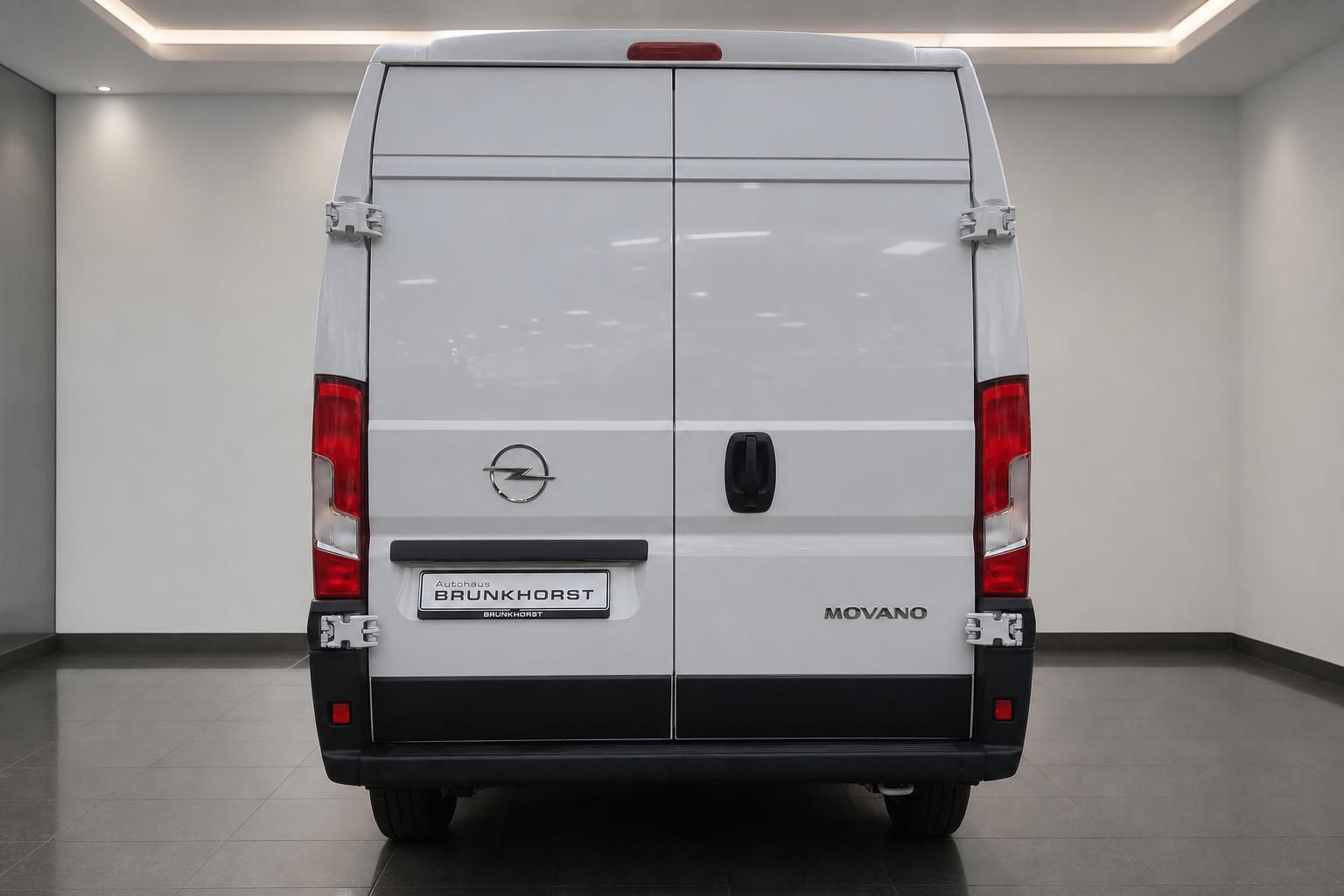 Opel Movano weiß Heckansicht mit Rückleuchten und Hecktüren