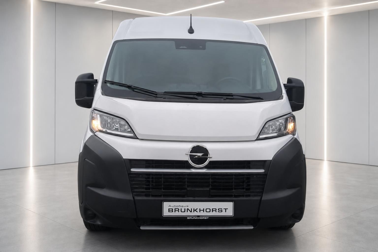 Opel Movano Kastenwagen weiß Frontansicht mit Opel Logo