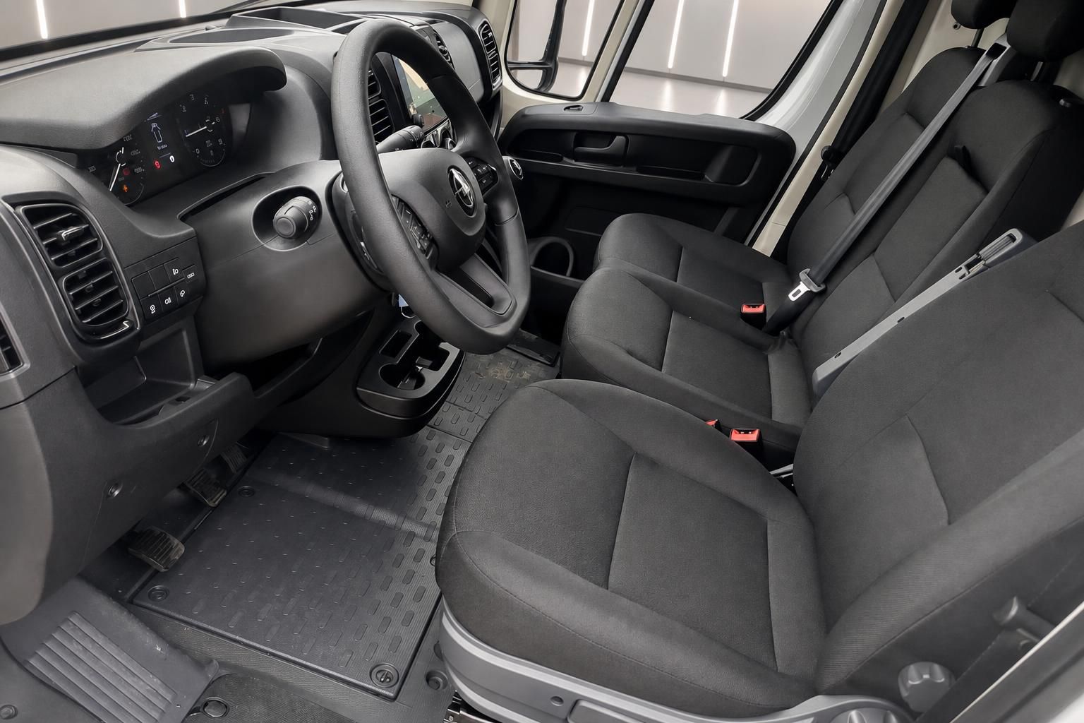 Opel Movano Innenraum Fahrersitz und Cockpit Ansicht