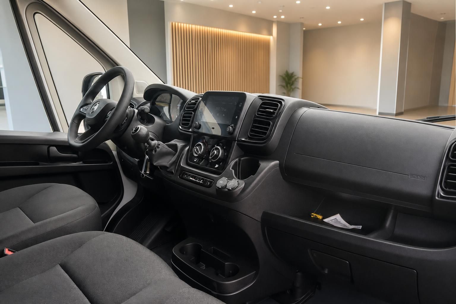 Opel Movano Cockpit Armaturenbrett mit Touchscreen und Lenkrad