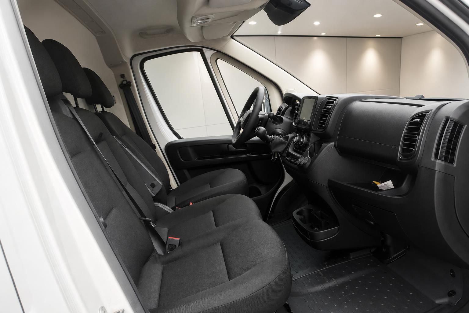 Opel Transporter Innenraum mit Vordersitzen und Cockpit im Autohaus