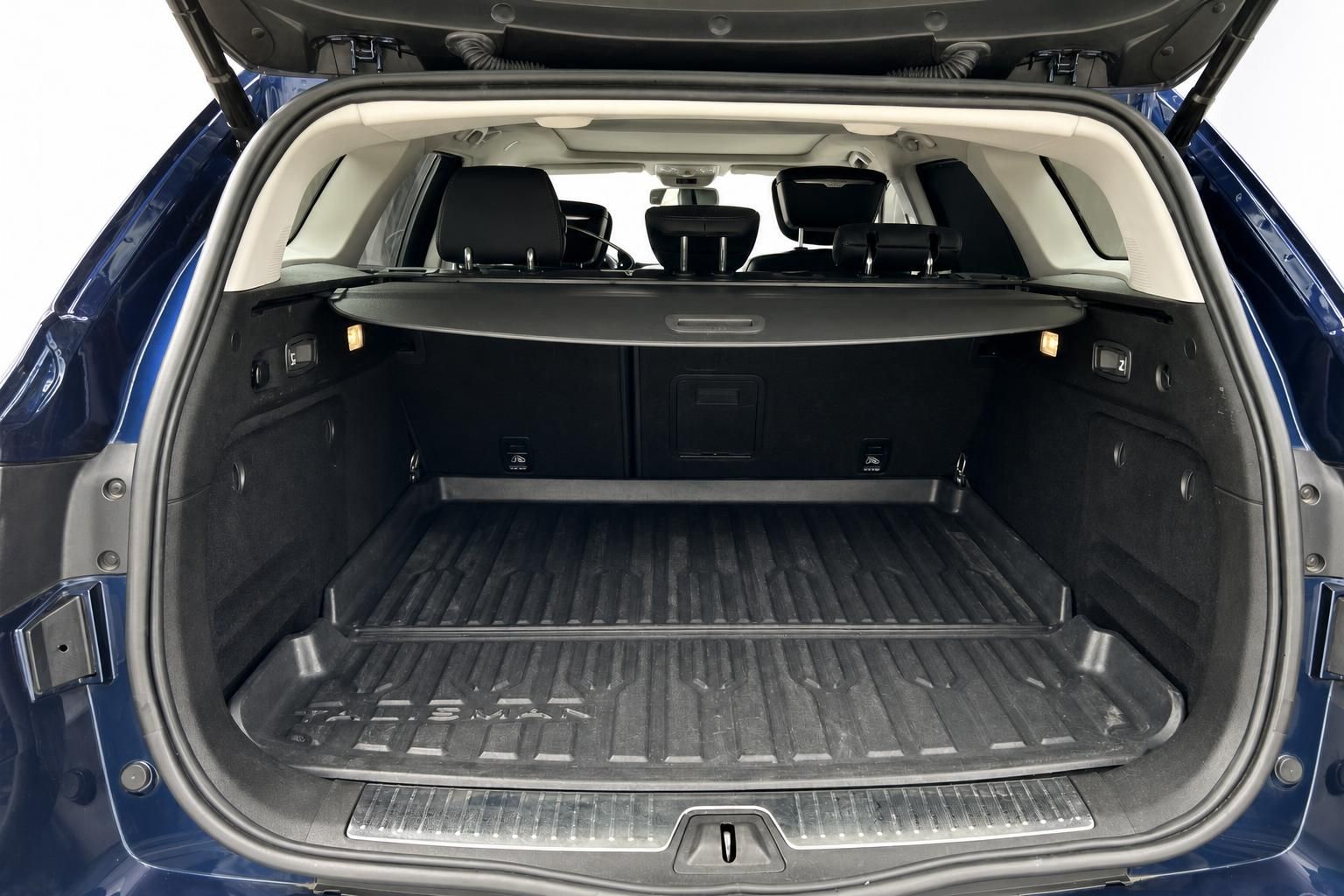 Renault Talisman Kofferraum mit Ladeboden und Rollo, geöffnete Heckklappe