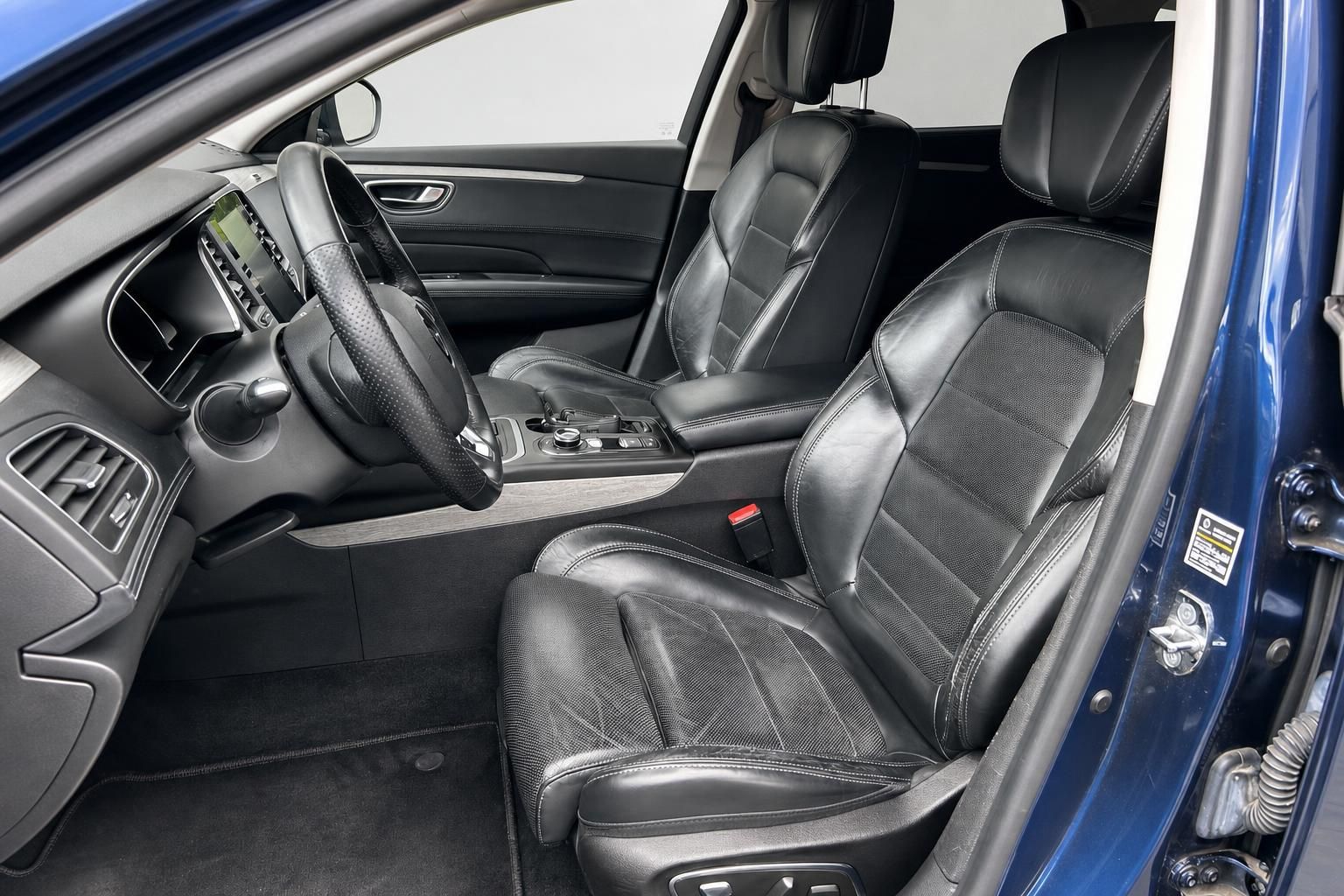 Renault Innenraum Vordersitze mit Lederausstattung und Cockpit