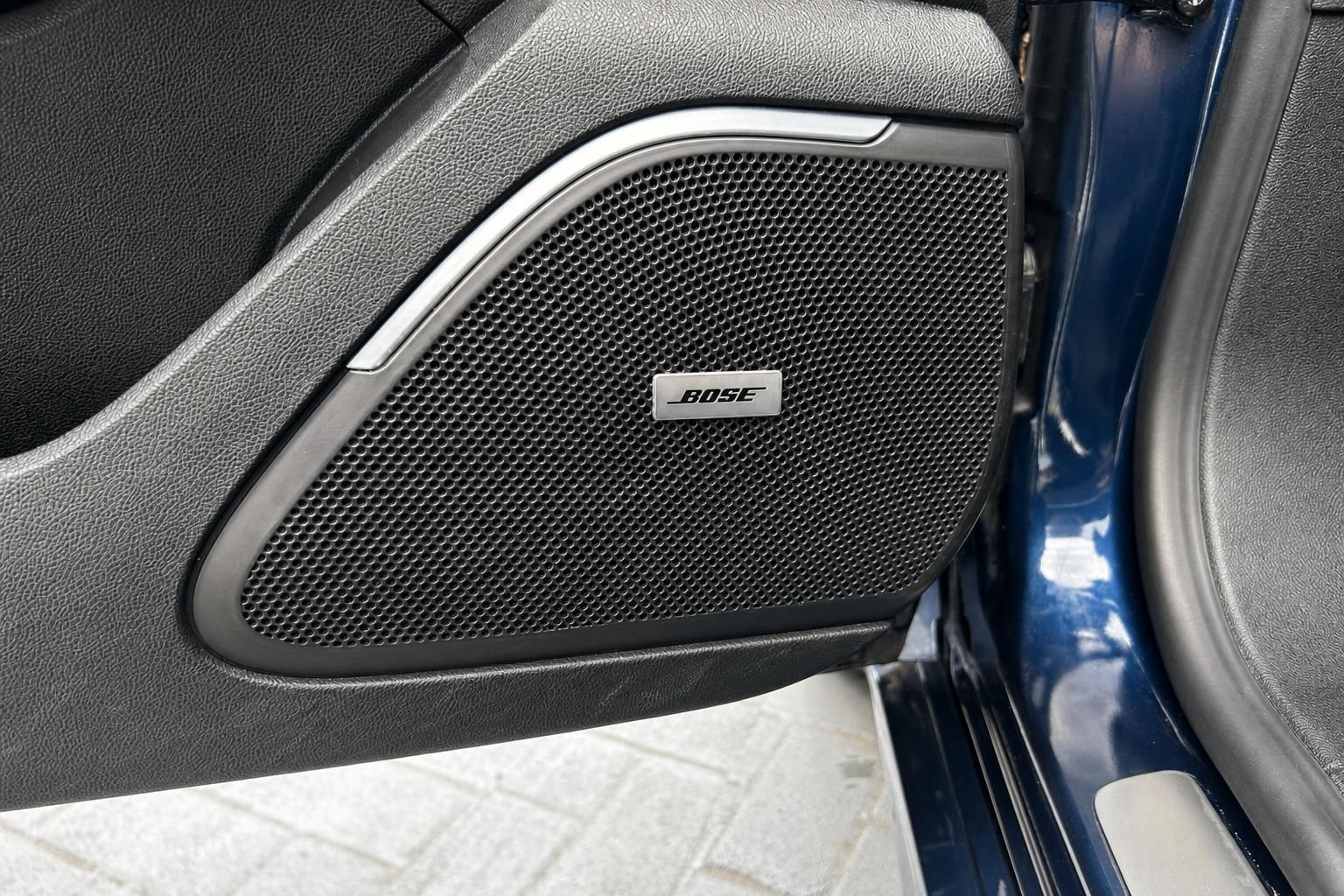 Bose Lautsprecher in der Tuerverkleidung eines Renault Fahrzeugs
