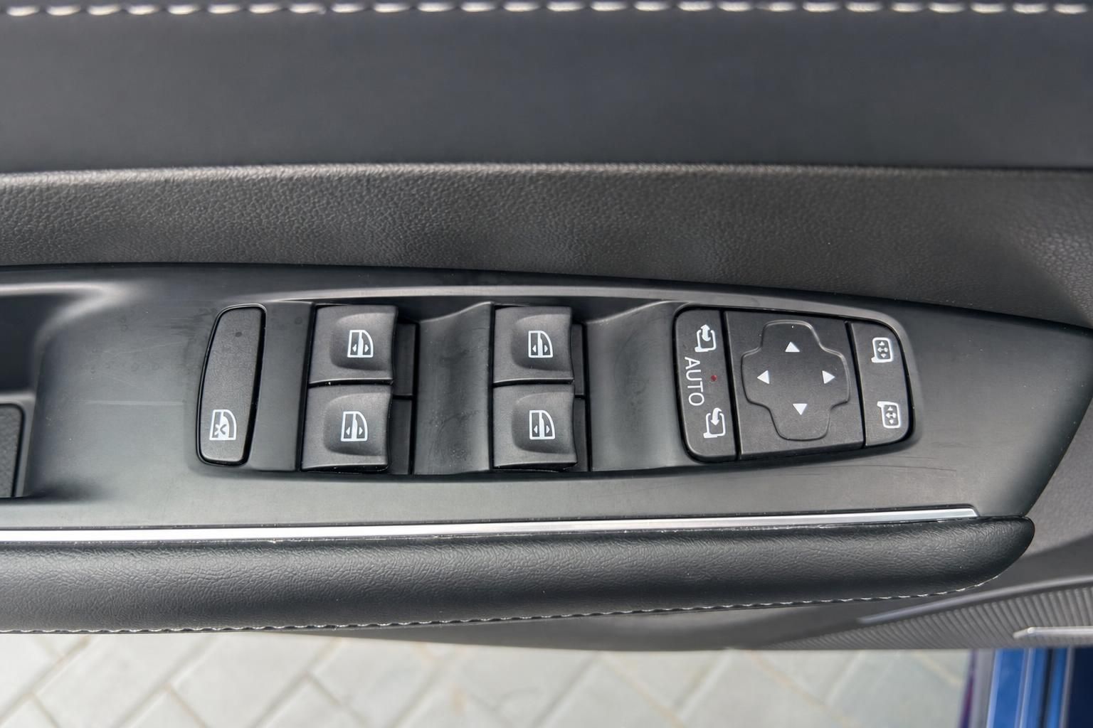 Fensterheber Bedienelemente an der Fahrertuer eines Renault