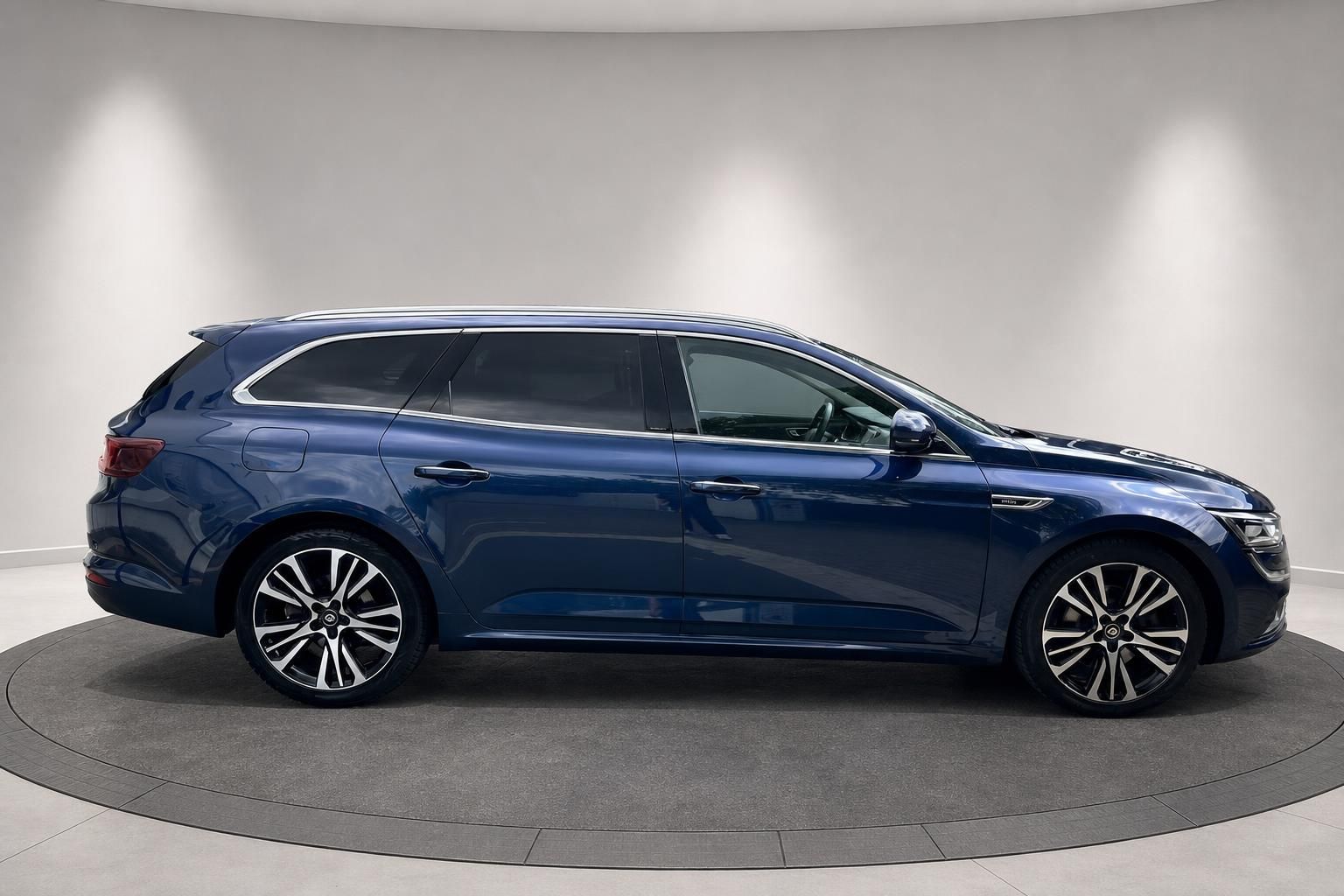 Renault Talisman Grandtour blau Seitenansicht im Autohaus