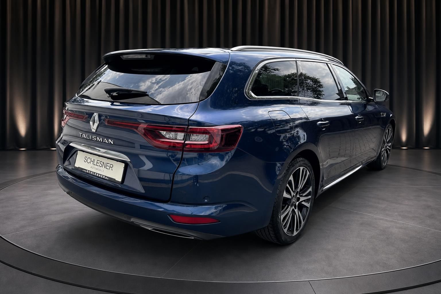 Renault Talisman Grandtour blau, Heckansicht schräg im Studio