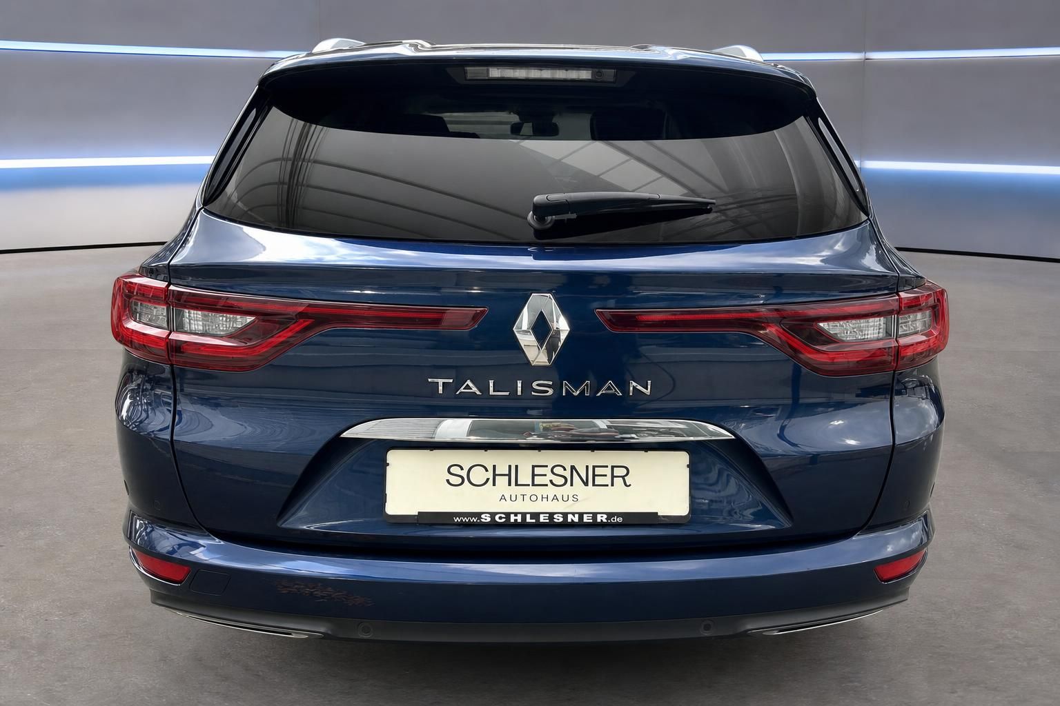 Renault Talisman Kombi blau, direkte Heckansicht mit Rückleuchten
