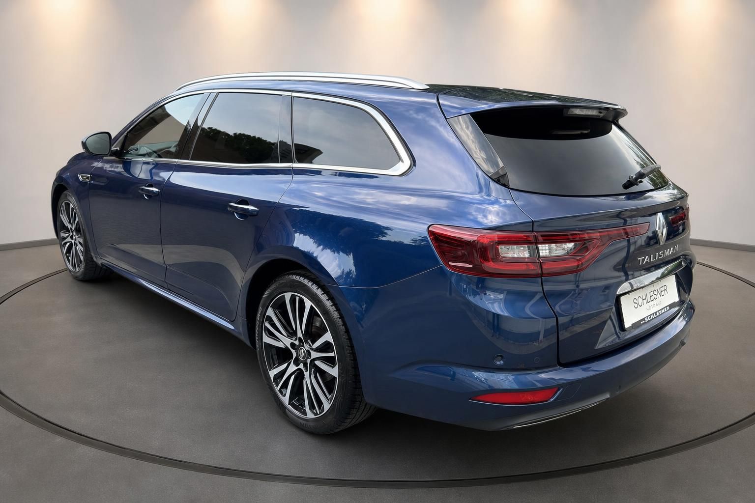 Renault Talisman Grandtour blau, seitliche Heckansicht mit Alufelgen
