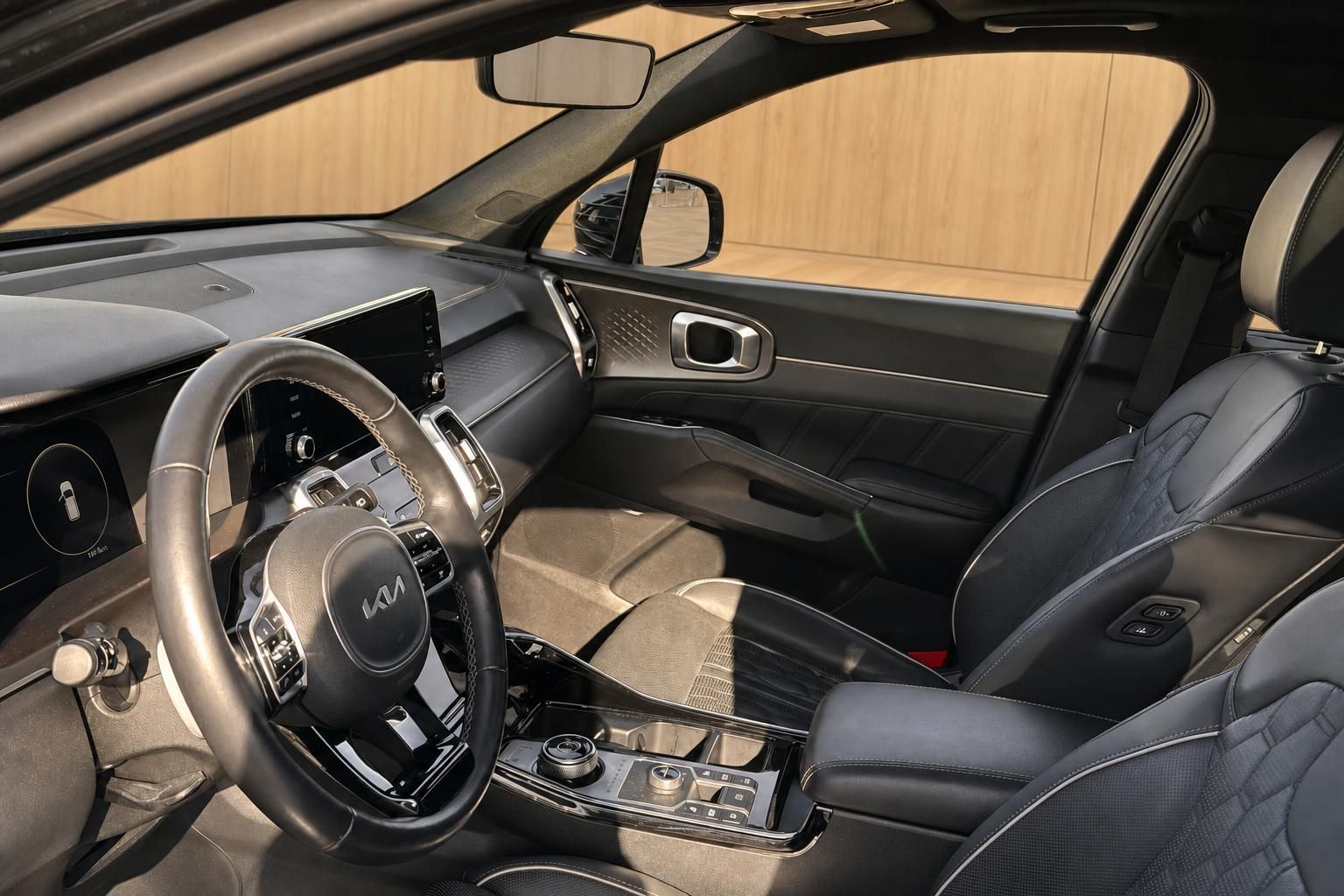 Kia Innenraum mit Ledersitzen, Multifunktionslenkrad und Infotainment-Display