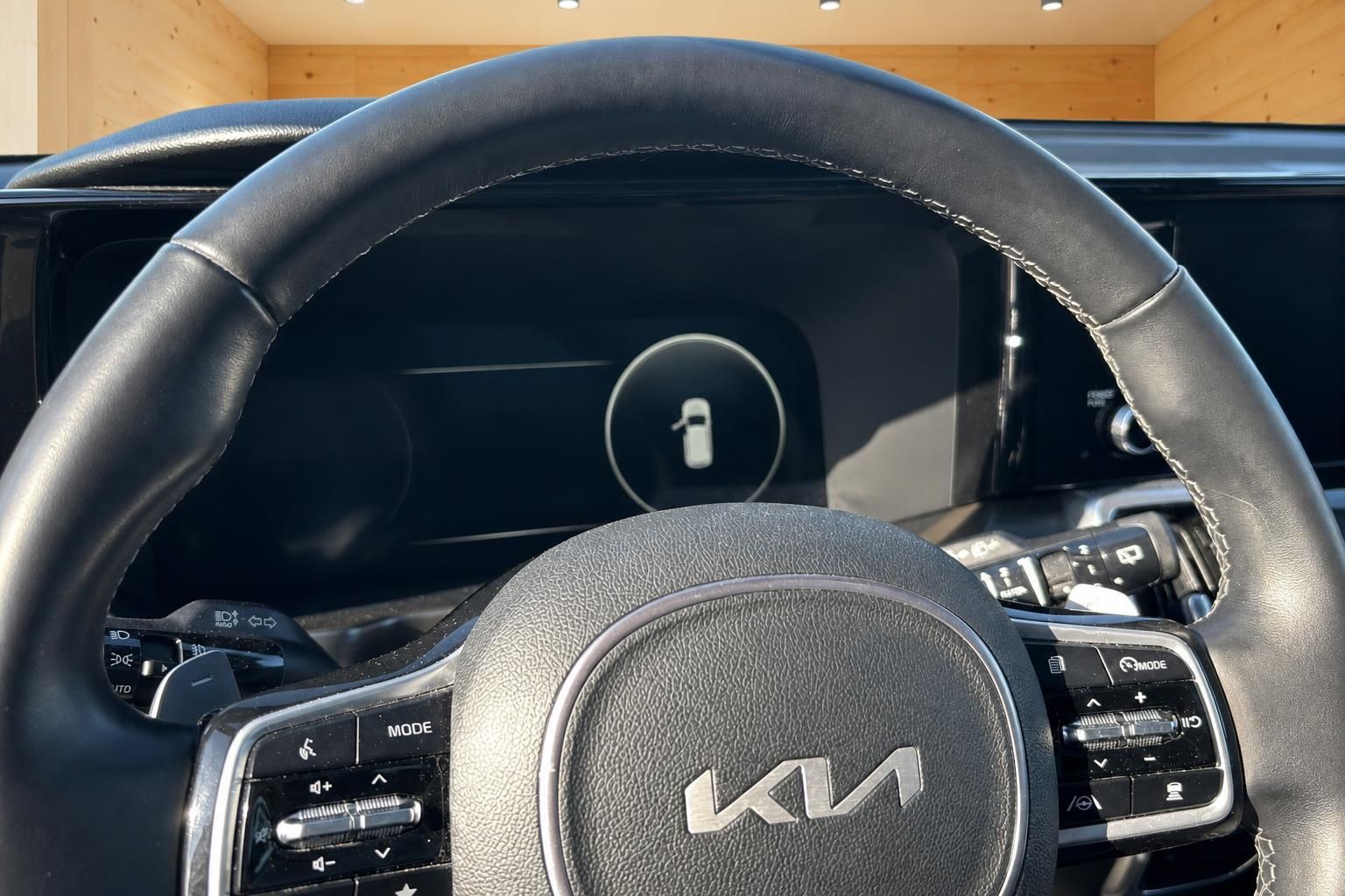 Kia Lenkrad mit Logo und digitales Cockpit-Display im Fahrzeuginnenraum