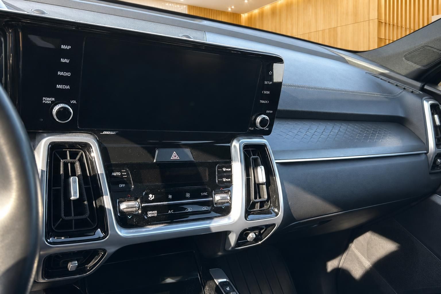Kia Mittelkonsole mit Touchscreen-Infotainment, Klimabedienung und Bose-Soundsystem