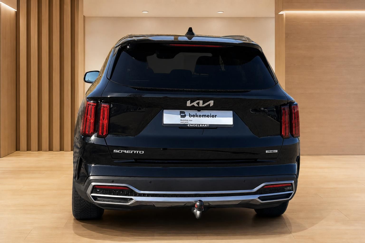 Kia Sorento PHEV schwarz Heckansicht im Autohaus – SUV Plug-in-Hybrid Gebrauchtwagen