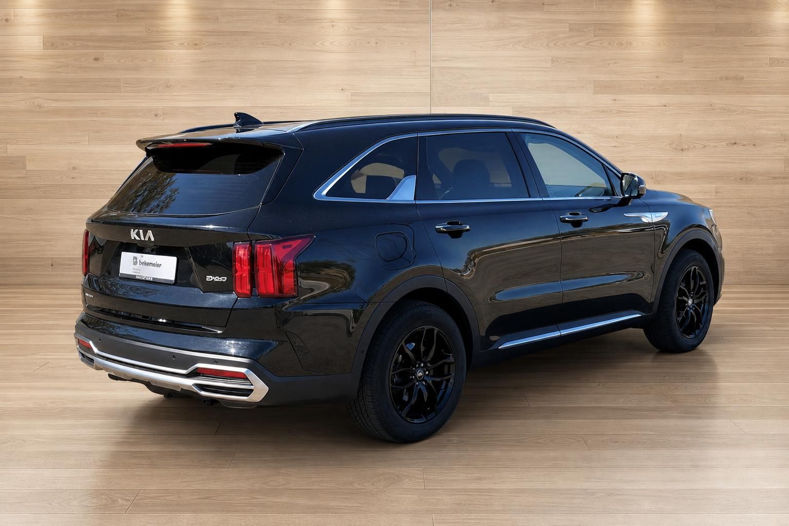 Kia Sorento PHEV schwarz Heck-Seitenansicht – SUV mit schwarzen Felgen im Studio